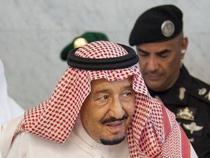 El rey saudí Salmán, junto a su guardaespaldas, el general Abdel Aziz al-Fagham el 25 de septiembre de 2019 en Yeddah.