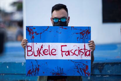 Protesta contra Nayib Bukele en San Salvador el 5 de septiembre.