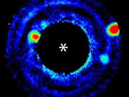 Imagen de tres planetas de distinto tamaño alrededor de una estrella, generada por láser y ocultada en el ensayo del sistema para fotografiar cuerpos del tamaño de la Tierra.