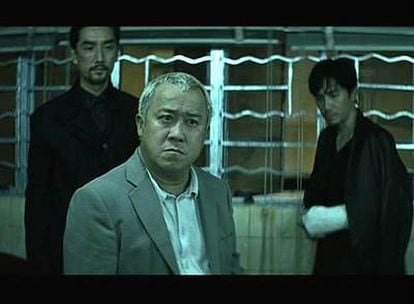 En primer plano, el actor Eric Tsang, en un fotograma de<i> Infernal affairs.</i>