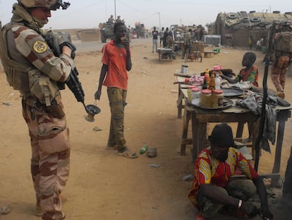Un militar francés de la operación Barkhane habla con un tendero en la localidad de Gossi, en el centro de Mali, en marzo de 2019.