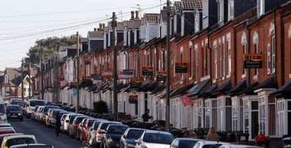 Carteles inmobiliarios en una calle de Birmingham, Reino Unido.