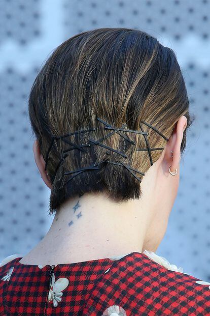 El invento es muy recurrente para darle un giro a los pelos cortos. Así lo demuestra la actriz Sarah Paulson llenando la zona de la nuca de pinzas negras colocadas en forma de 'X'.