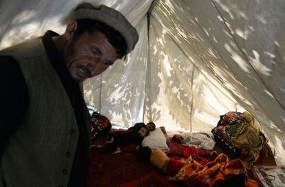 Una familia afgana descansa en una de las tiendas de campaña instaladas para refugiar a los afectados por los corrimientos de tierra tras las inundaciones en Guzargh-e-Nur, Afganistán