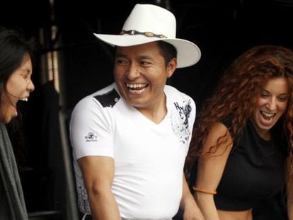 Delf&iacute;n hasta el fin, con dos bailarinas durante un ensayo.