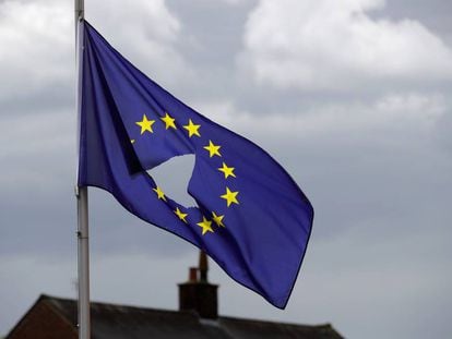 Una bandera de la UE con un agujero, hoy en Knutsford, Reino Unido.