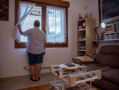 Pedro Fernández, que invirtió en Bosques Naturales, de espaldas en su casa de Bilbao, el pasado octubre.