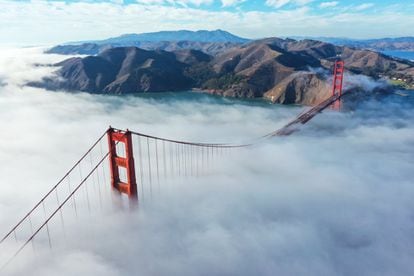 No es raro que los tirantes del puente Golden Gate asomen entre la niebla que suele cubrir la bahía de Golden Gate y, probablemente, la cárcel más famosa del mundo, aunque solo funcionara como tal durante 29 años (de 1934 a 1963).