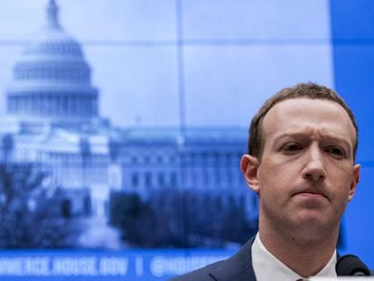 Mark Zuckerberg se vio obligado a testificar en el Congreso de EE UU por el esc&aacute;ndalo de Cambridge Analytica.