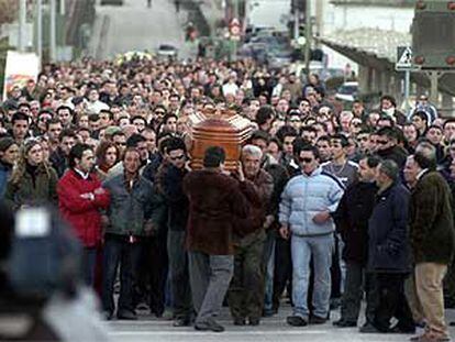 Vecinos de Baeza, ayer, en el entierro del joven muerto durante una reyerta.