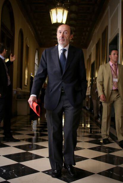 Rubalcaba a la salida de la reunión del grupo parlamentario Socialista en el Senado.