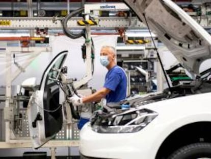 Trabajador de VW, ensamblando un vehículo del grupo, al que pertenece Seat.