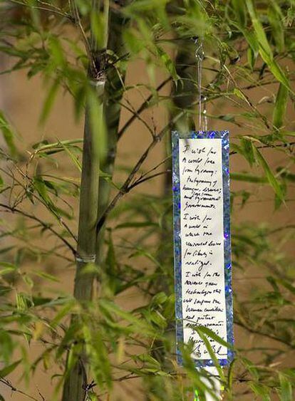 Hoja manuscrita por Bush con sus deseos, colgada de un árbol en la reunión del G-8 en Japón.