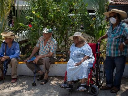 Personas esperan para recibir su pensión en Amatepec (Estado de Guerrero), en una imagen de archivo.