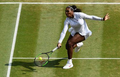 Serena Williams devuelve la pelota durante un partido en Wimbledon.