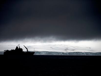 El buque chileno Aquiles en las aguas de la Antártica, en 2015.