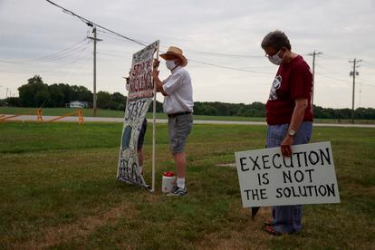 Protesta contra la ejecución de un reo con inyección letal, el pasado julio frente a la prisión de Terre Haute, en el Estado de Indiana.