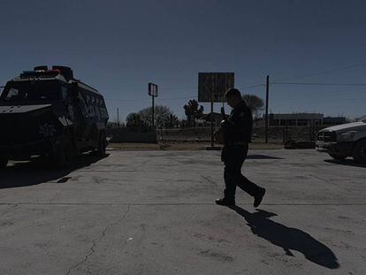 Un agente camina en el cuartel policial, en el Valle de Juárez.