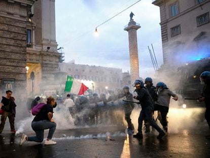 Un grupo de manifestantes antivacunas se enfrentaba este sábado a la policía en Roma.