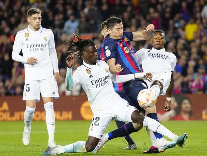 Robert Lewandowski en una acción con Camavinga y David Alaba durante el partido de semifinal de la Copa del Rey entre el Real Madrid y el Barcelona, en el Camp Nou el miércoles.