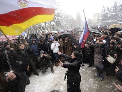 Partidarios de la candidata Alla Dzhioyeva se manifiestan en contra de la decisión del Tribunal Supremo.