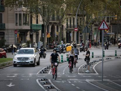 Ciclistas cruzando la plaza de Tetuan de Barcelona por la Gran Via.