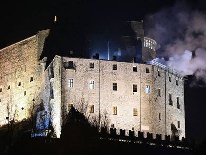 La abad&iacute;a de San Miguel, en el Piamonte (Italia), la madrugada de este jueves.