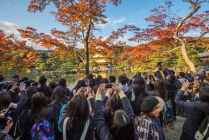 Los turistas se agolpan para tomar una foto en Kioto (Japón).