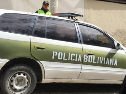 Una patrulla de la Policía boliviana afuera de la Embajada de México en La Paz. En vídeo, declaraciones de Evo Morales este martes en Argentina.