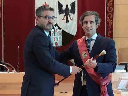 Rafael Sánchez Acera (PSOE) y Aitor Retolaza (Cs) el día en el que intercambiaron el puesto de alcalde, en octubre de 2021.
