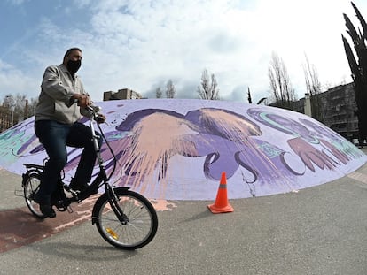 Vista del mural feminista de Alcalá de Henares, Madrid, que ha amanecido este domingo con pintadas.