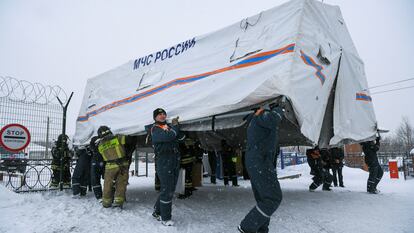 Los equipos de emergencia rusos trasladan una carpa durante la operación de rescate tras el accidente en la mina de carbón de Listvyazhnaya, en Siberia, este jueves.