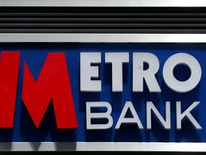 Detalle del logo de Metro Bank en una de sus sucursales en Londres.