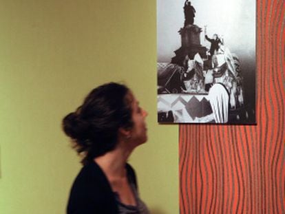 Una visitante observa el retrato de Salvador Dal&iacute; a bordo de una carroza en forma de elefante a su llegada a Tarragona.