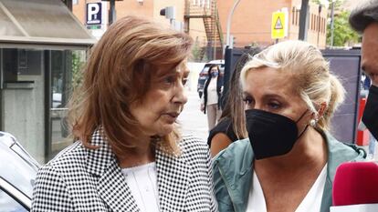 María Teresa Campos y su hija, Carmen Borrego, a su llegada al tanatorio de Madrid donde descansan los restos mortales de Mila Ximénez.