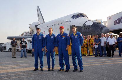 De izquierda a derecha, el comandante de la misión STS-135, el piloto, Doug Hurley, y los especialistas Sandra Mangus y Rex Walhein.