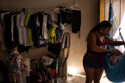 Erika, su hija Yelena de 3 meses y su hijo Daniel de 4 años viven en un predio invadido en el centro de Tulum, Quintana Roo.  