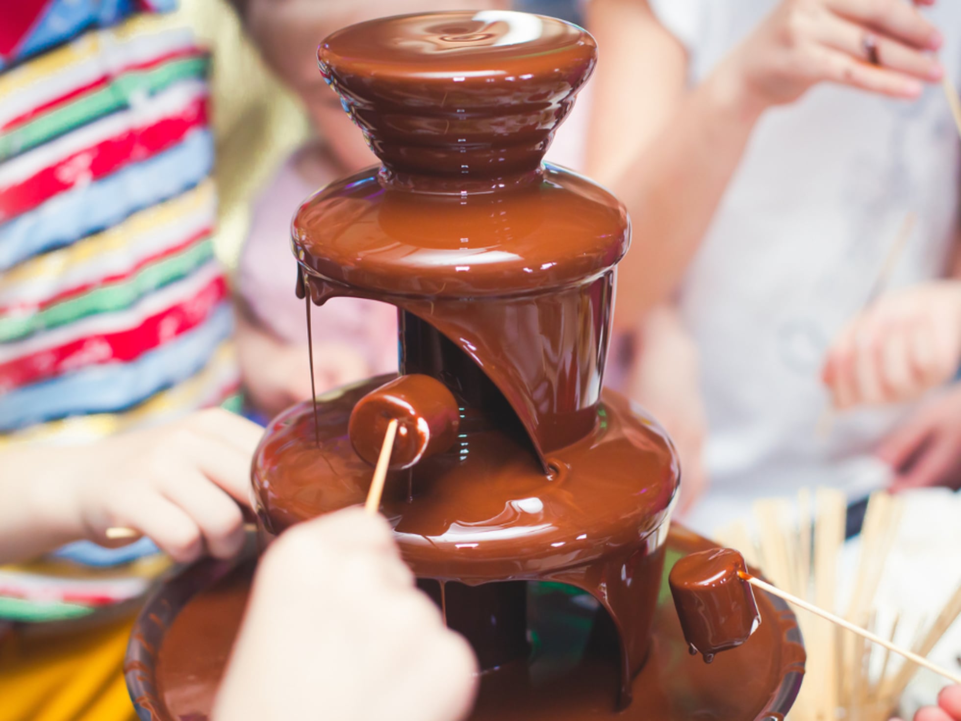 FUENTES DE CHOCOLATE  Fuentes de chocolate, Fuente de chocolate mesas,  Fuente de chocolate para boda