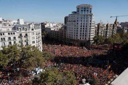 Vista general de la manifestación a su paso por el paseo de Gràcia con Gran Via de les Corts Catalanes.