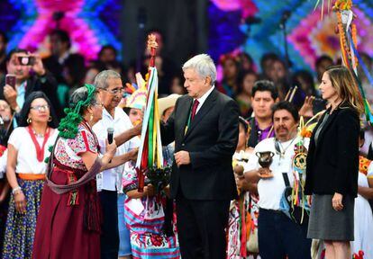 López Obrador recibe el bastón de mando de los pueblos originarios.