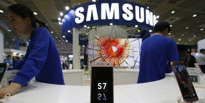  El tel&eacute;fono m&oacute;vil Samsung Galaxy S7 expuesto en una feria en Se&uacute;l.