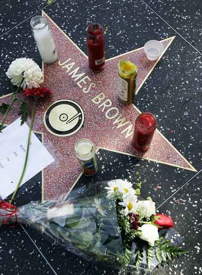 Los fans que nunca olvidaran al <i>Padre del Soul</i> han cubierto con velas y flores la estrella que honra a James Brown en el Paseo de la fama en Hollywood.