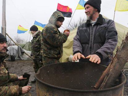 Nacionalistas ucranios y veteranos militares en una protesta en Donetsk contra el comercio hacia los insurgente prorrusos.