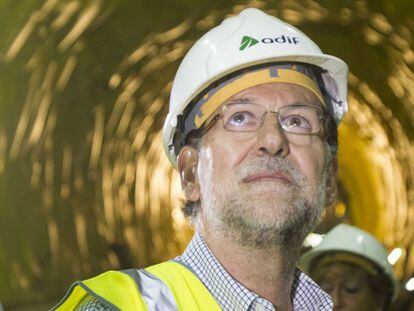 El presidente del Gobierno, Mariano Rajoy, durante la visita a las obras del t&uacute;nel del Ave a Galicia.