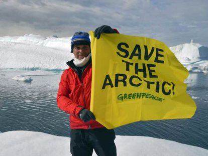 Alejandro Sanz, con la pancarta de Greenpeace, en el Ártico.