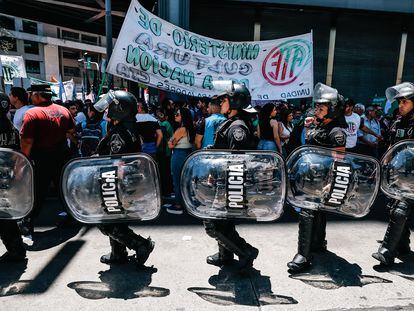 Policías antidisturbios durante una manifestación en contra del Gobierno de Javier Milei, en Buenos Aires, el pasado 22 de diciembre.