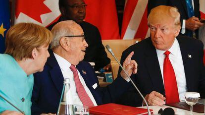 La canciller alemana, Angela Merkel, habla con el presidente de EE UU, Donald Trump, en presencia del presidente de Tunez, Beji Caid Essebsi.