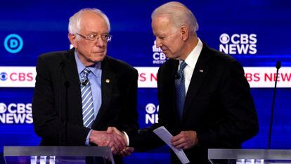 Los candidatos demócratas Bernie Sanders y Joe Biden en el debate en Charleston, Carolina del Sur.