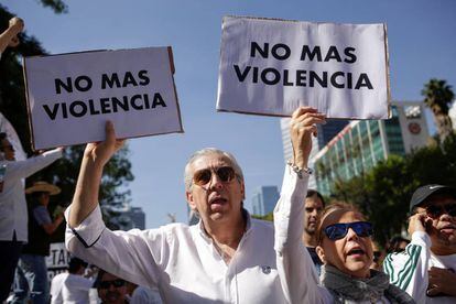 Manifestantes participan en una protesta contra el presidente Andrés Manuel López Obrador, en Ciudad de México.