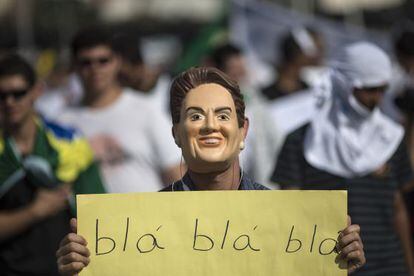 Un manifestante con una m&aacute;scara de Rousseff critica los mensajes de esta en Belo Horizonte.